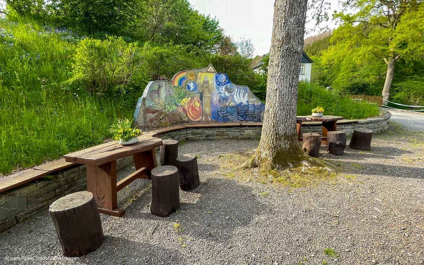 Sitzmöglichkeiten an der Kapelle in Grotewiese