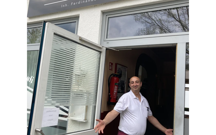 Pizzeria Sizilia mit Eigentümer.jpg