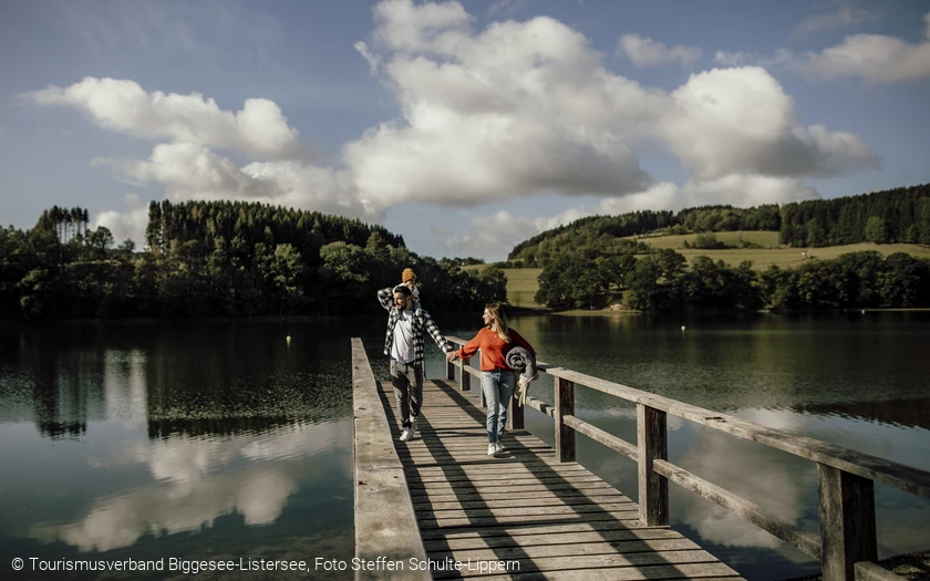 Familie auf dem Steg