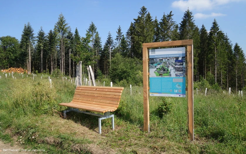 Infotafel mit Ruhebank entlang des Weges