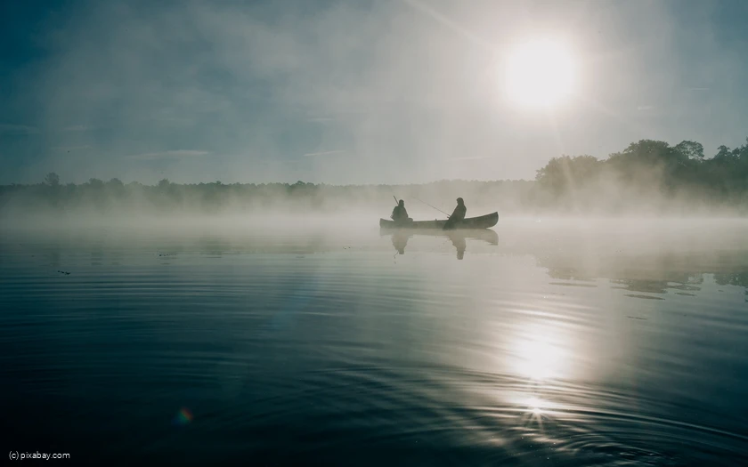 Anglerboot im Frühnebel
