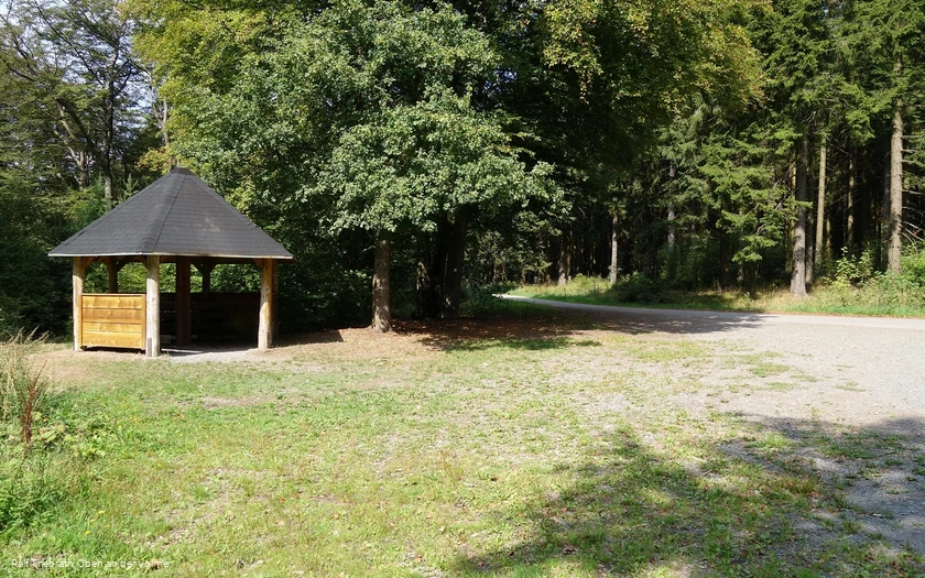 Die Schutzhütte lädt zu einer kleinen Rast ein