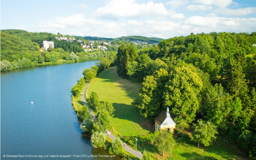 Obersee Olpe mit Rundweg und Valentinskapelle 1 Foto UFO Luftbild Thomas Leith