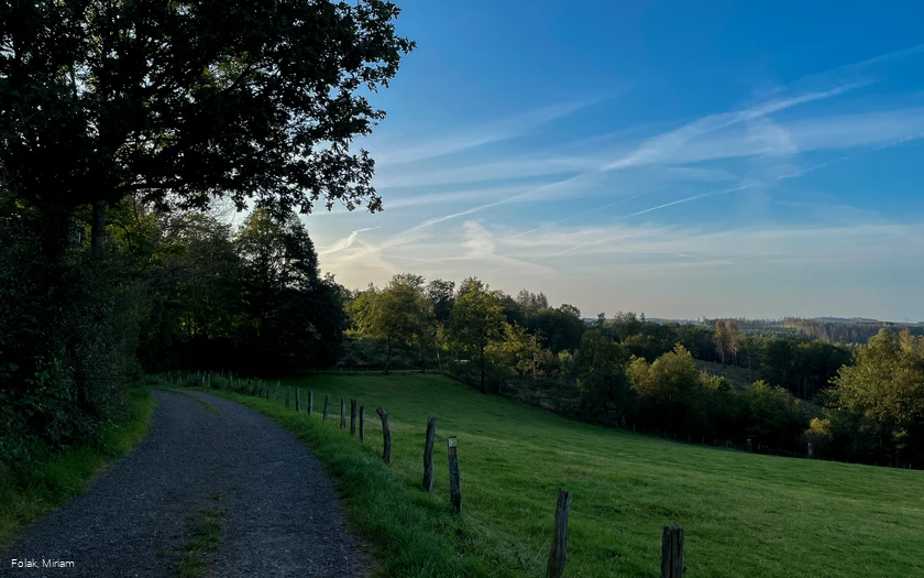 Der Weg startet mit bester Aussicht auf die Mattenschanzen