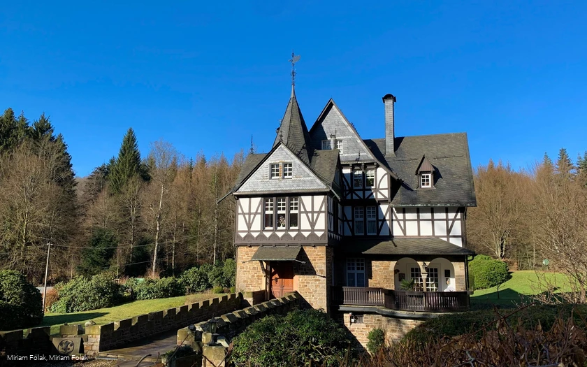 Blick vom Weg auf das Wasserschloss Badinghagen (Privatbesitz)
