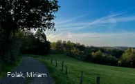 Der Weg startet mit bester Aussicht auf die Mattenschanzen