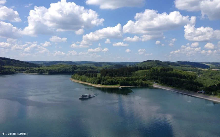 Biggesee mit Personenschifffahrt, Foto Tourismusv