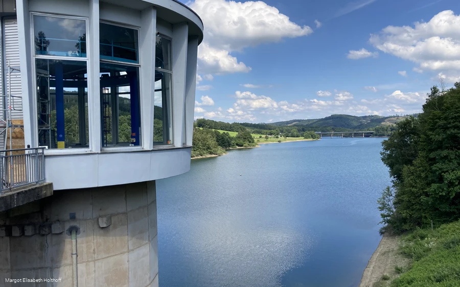 Wasserkraftwerk an der lISTERSPERRMAUER.jpg