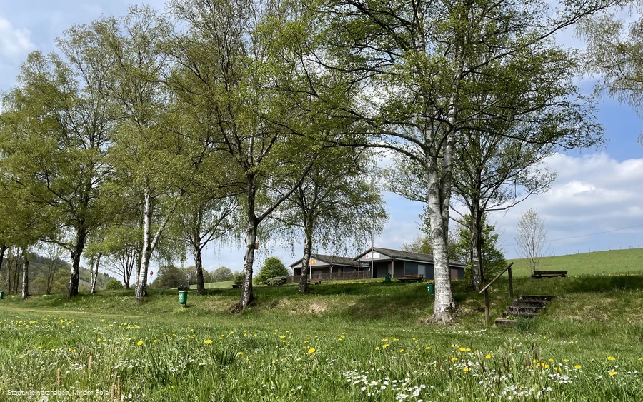 Badestelle Heiligenberg mit DLRG-Station im Hintergrund