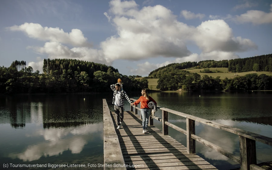 Familie auf dem Steg