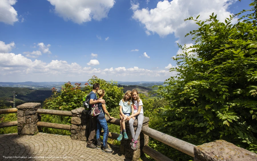 Familie macht Pause an der Hohen Bracht