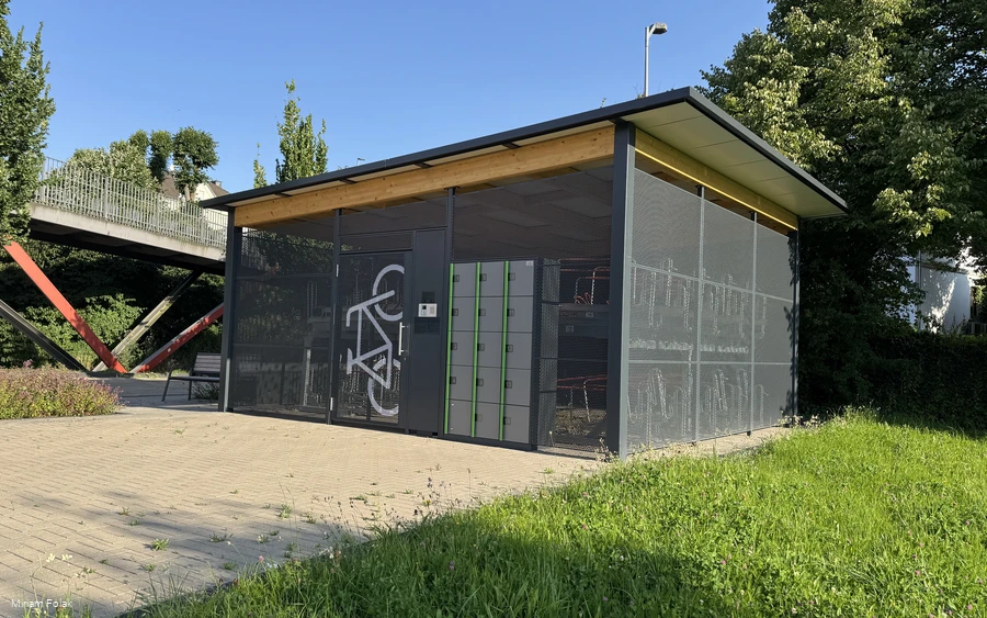 20250812 Fahrradabstellanlage Bahnhof MZ (c) Folak (1).JPG 20250812 Fahrradabstellanlage Bahnhof MZ (c) Folak (1).JPG