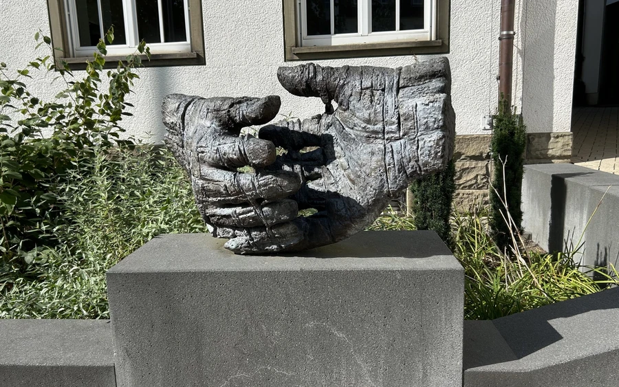 Skulptur Sich treffende Hände.jpeg