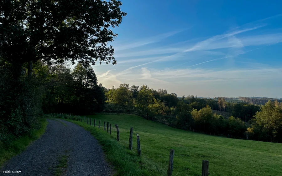 Der Weg startet mit bester Aussicht auf die Mattenschanzen