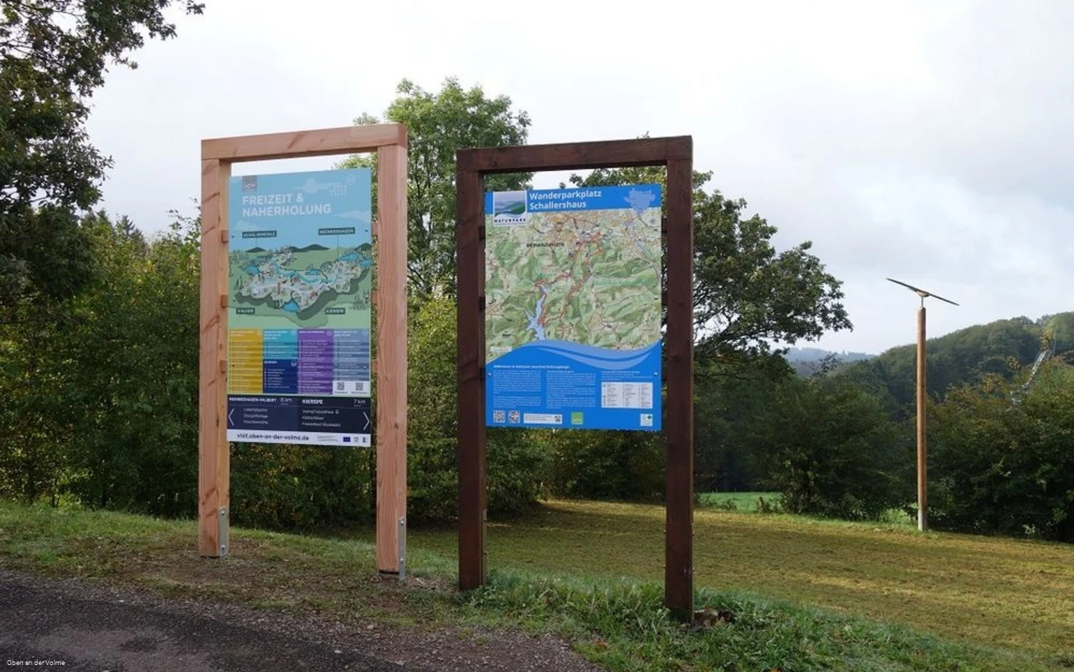 Infotafeln am Rande des Parkplatzes