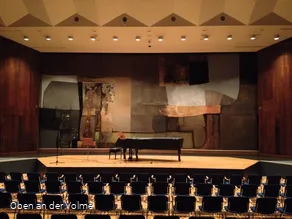 Das Saal der Stadthalle mit dem Kunstwerk im Hinte