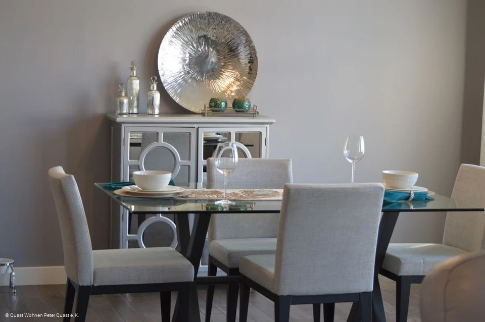 Quast Accessoires Olpe - Esstisch mit Arrangements Quast Accessoires Olpe - Esstisch mit Arrangements