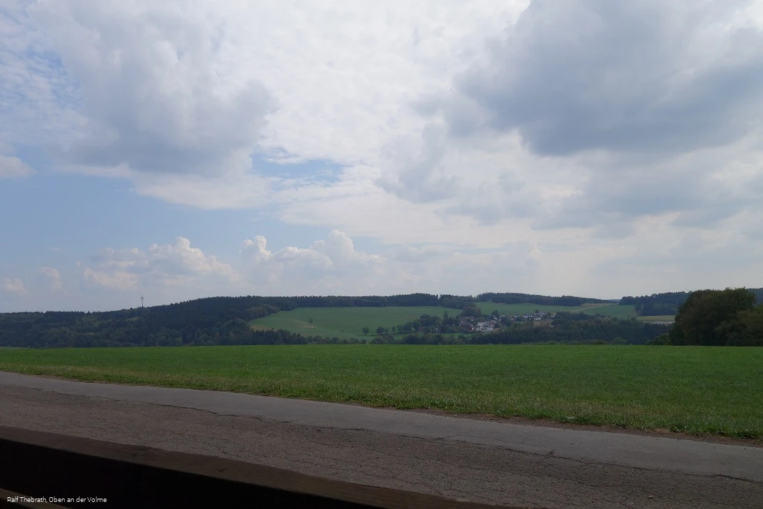 Aussicht von einer Ruhebank am Wegesrand