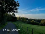 Der Weg startet mit bester Aussicht auf die Mattenschanzen